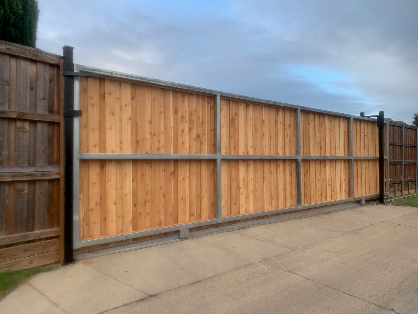 Vertical wood sliding gate